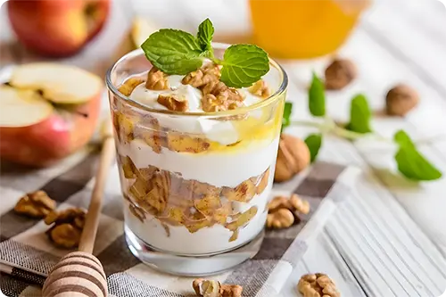 Vaso de yogurt con nueces